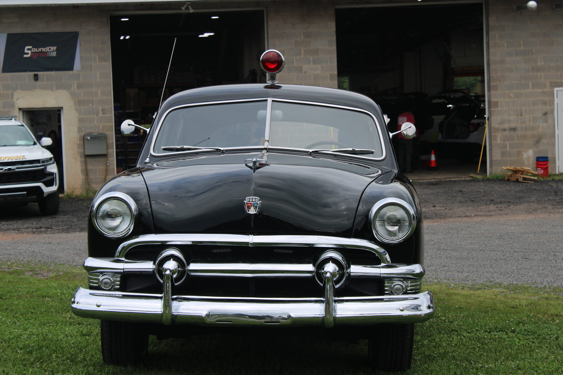 Front view with roof beacon
